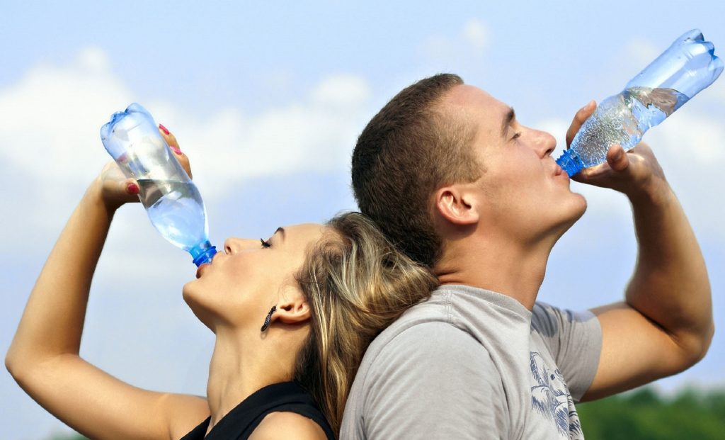 mituri despre deshidratare - sfatulparintilor.ro - pixabay_com - drinking-water-filter-singapore-1235578