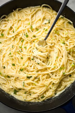 mancare rapida - Spaghetti cu trei tipuri de branza- 1453913826-delish-creamy-spaghetti-3