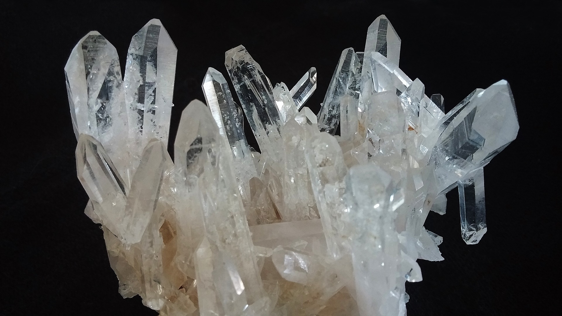 cristal norocos - cuart - sfatulparintilor.ro - pixabay_com - crystal-1582014_1920