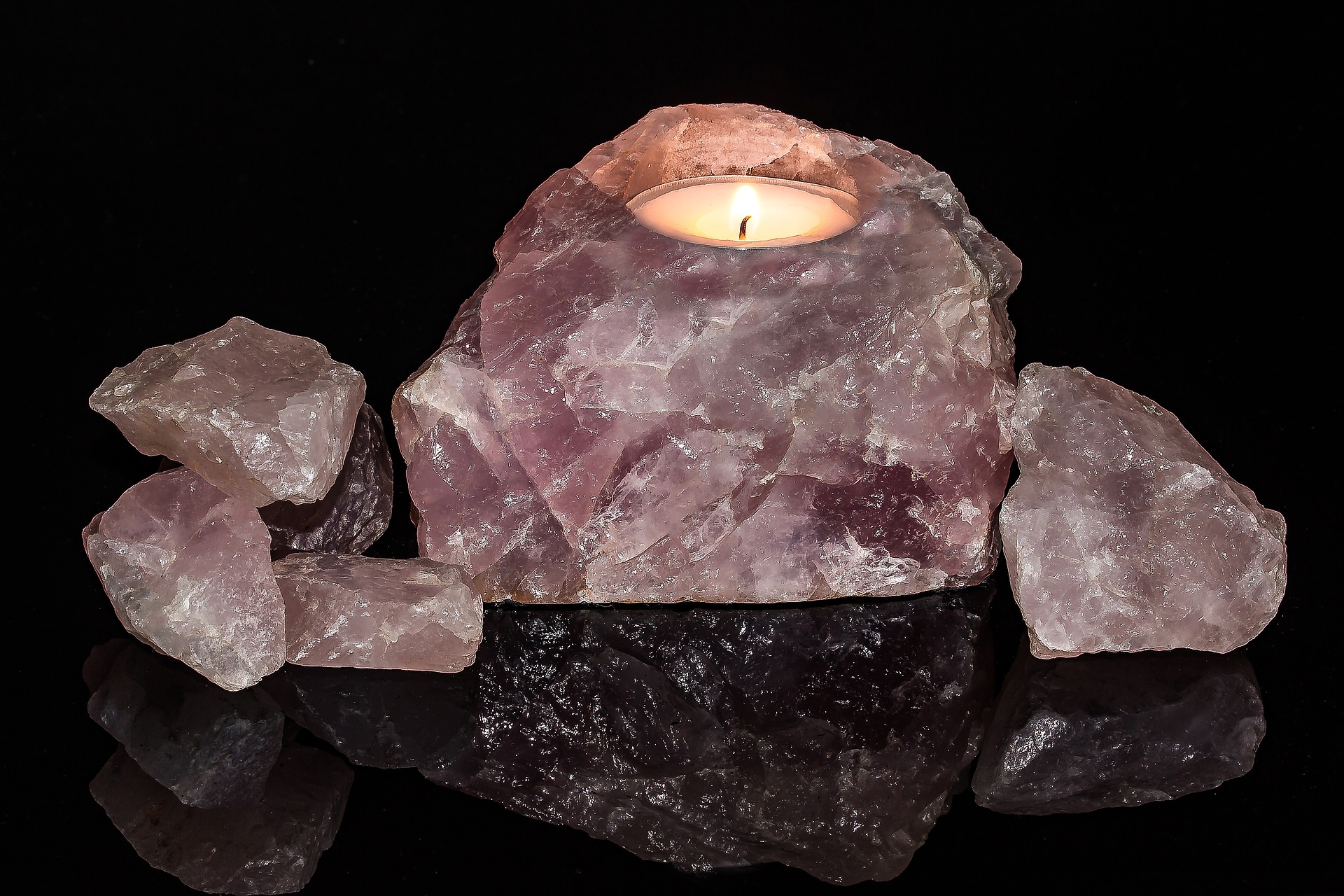 cristal norocos - sfatulparintilor.ro - pixabay-com - rose-quartz-1908558_1920