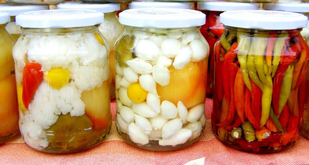 alimente fermentate - SFATULPARINTILOR.RO - PIXABAY-COM - homemade-pickles-700037_1920