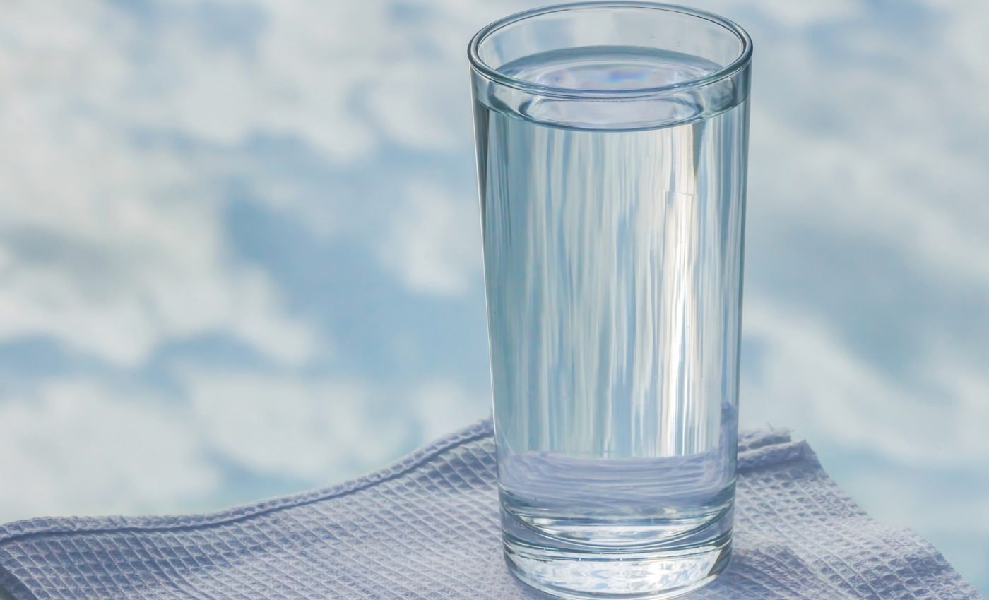 Este sanatos sa bei apa in timp ce mananci - sfatulparintilor.ro - pixabay_com - glass-2875091_1920