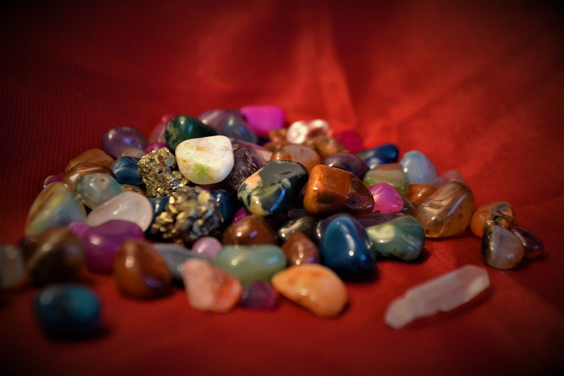 Драгоценные самоцветы. Самоцветы поделочные камни. Минеральный камень. Красивые камушки. Россыпь драгоценных камней.