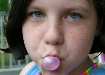 guma de mestecat in par - sfatulparintilor.ro - pixabay_com - girl-1101936_1920