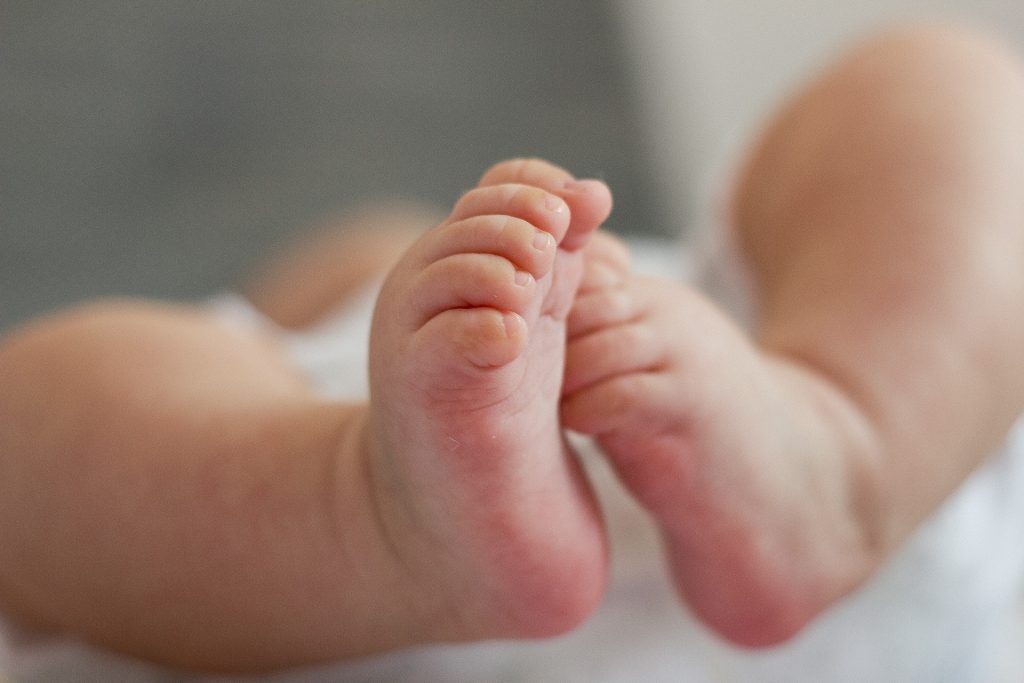 Deshidratarea la bebelusi- sfatulparintilor.ro - pixabay-com - baby-feet-2612403_1920