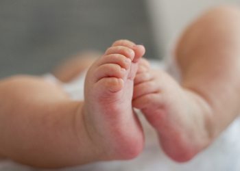 Deshidratarea la bebelusi- sfatulparintilor.ro - pixabay-com - baby-feet-2612403_1920