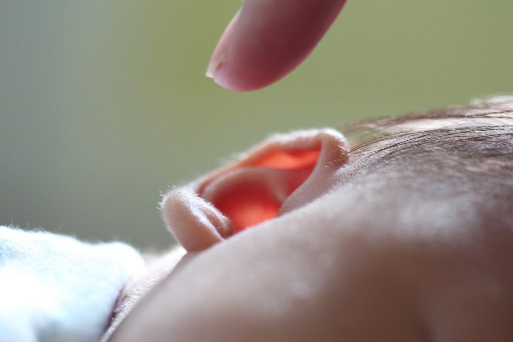 infectiile urechii la bebelus - sfatulparintilor.ro - pixabay_com - ears-2545756_1920
