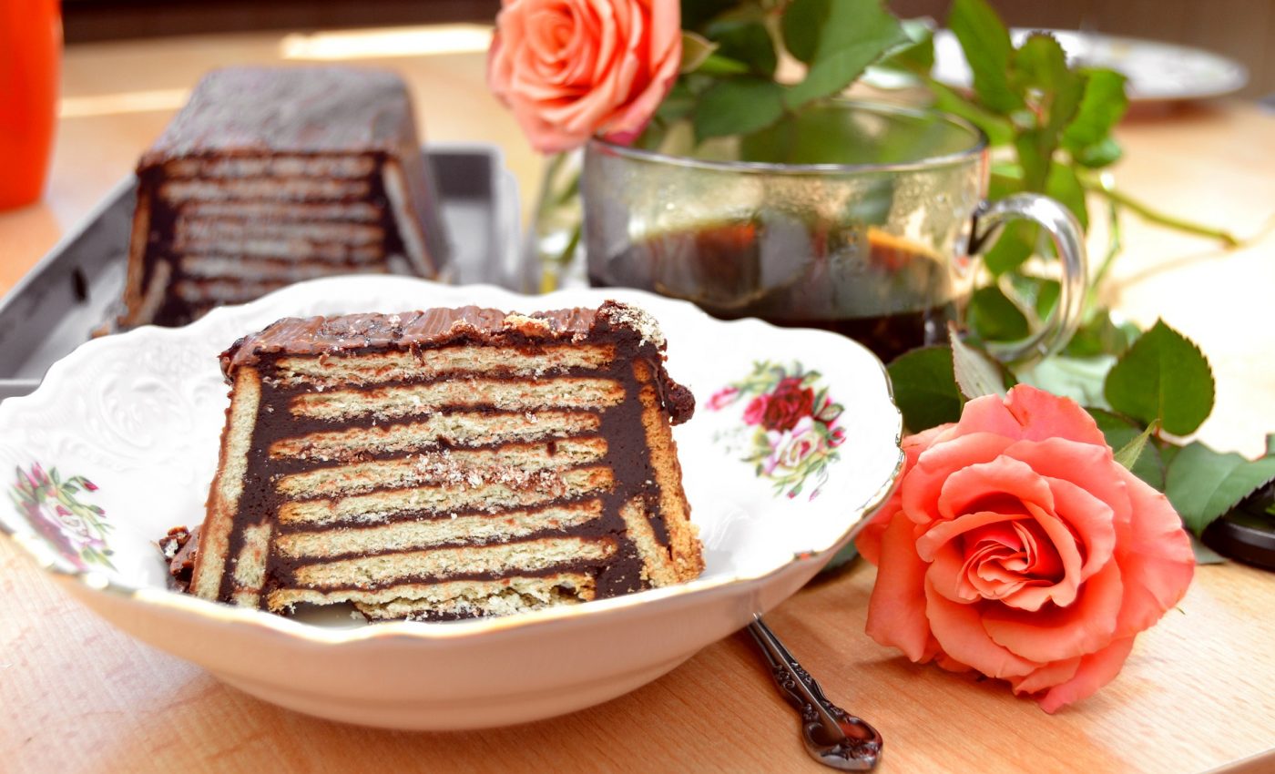 Tort de biscuiți fără coacere - sfatulparintilor.ro - pixabay_com - roses-1872556_1920