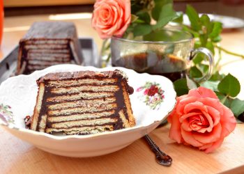 Tort de biscuiți fără coacere - sfatulparintilor.ro - pixabay_com - roses-1872556_1920