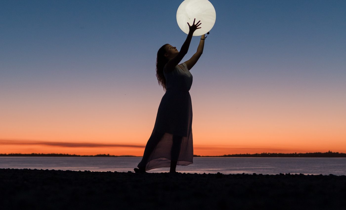 superluna plina in fecioara - sfatulparintilor.ro - pexels_com - woman-holding-a-moon-3622517