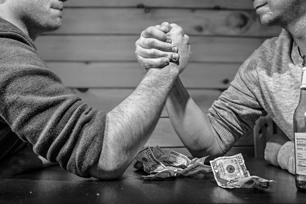 credinte limitative despre bani - sfatulparintilor.ro - pixabay_com - arm-wrestling-567950_1920