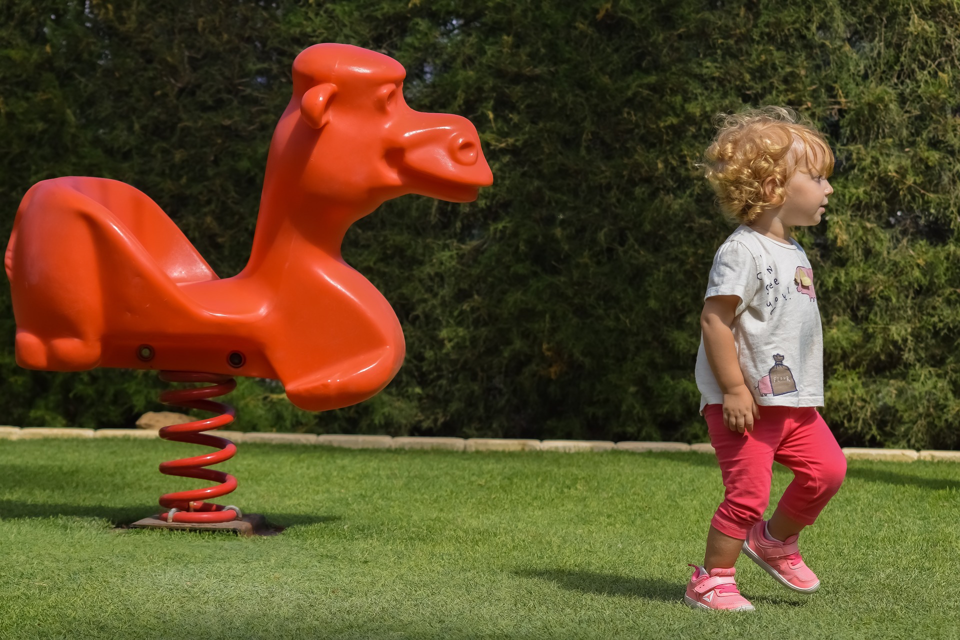 Ce inseamna cand copilul merge pe varfuri - sfatulparintilor.ro - pixabay_com - childhood-3721318_1920