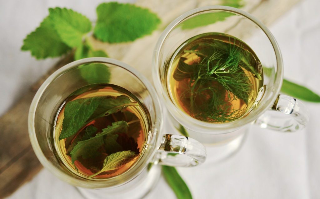 Ceai de salvie - sfatulparintilor.ro - pixabay-com - herbal-tea-1410565_1920