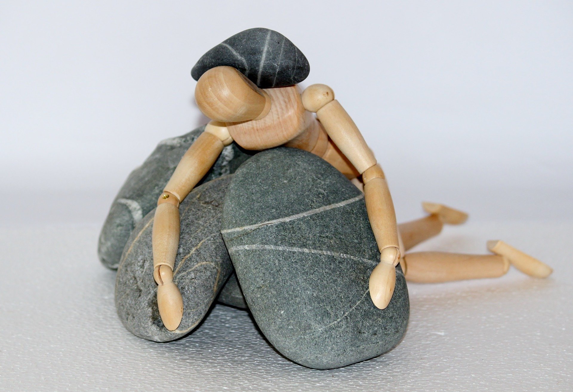 blocat in viata - sfatulparintilor.ro - pixabay-com - holzfigur-980784_1920