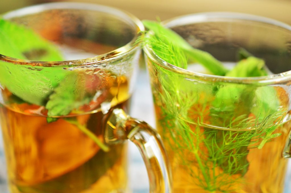 Ce boli vindeca ceaiul de salvie - sfatulparintilor.ro - pixabay_com - herbal-tea-1410563_1920