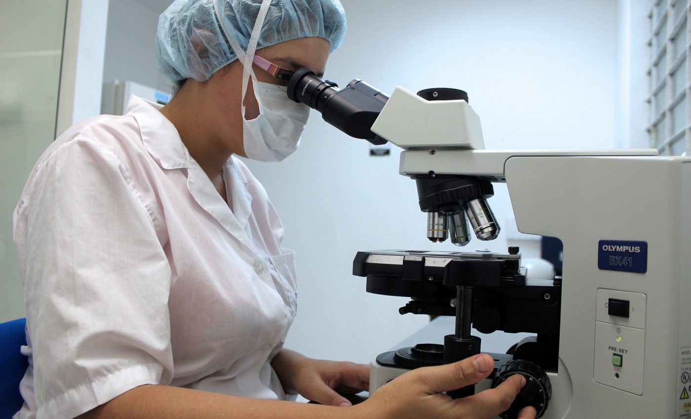 Ce boli vindeca celulele stem - sfatulparinitlor.ro - pixabay_com - microscope-2352651_1920