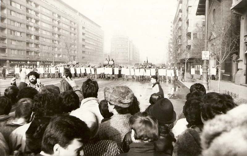 despre Revoluția din 1989 - sfatulparintilor.ro - muzeul de istorie - Revolutia_Bucuresti_1989_000