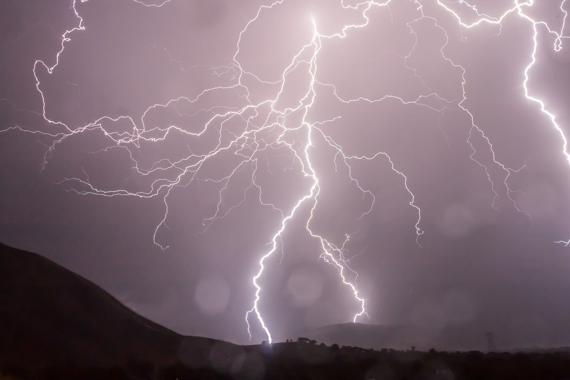 energiile Lumii Noi - sfatulparintilor.ro - pixabay_com - lightning-399853_1920