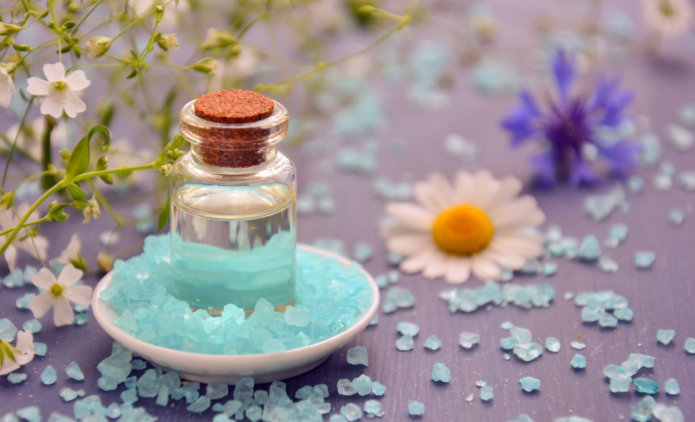 Beneficiile baii cu sare - sfatulparintilor.ro - pixabay_com - essential-oil-3816410_1920
