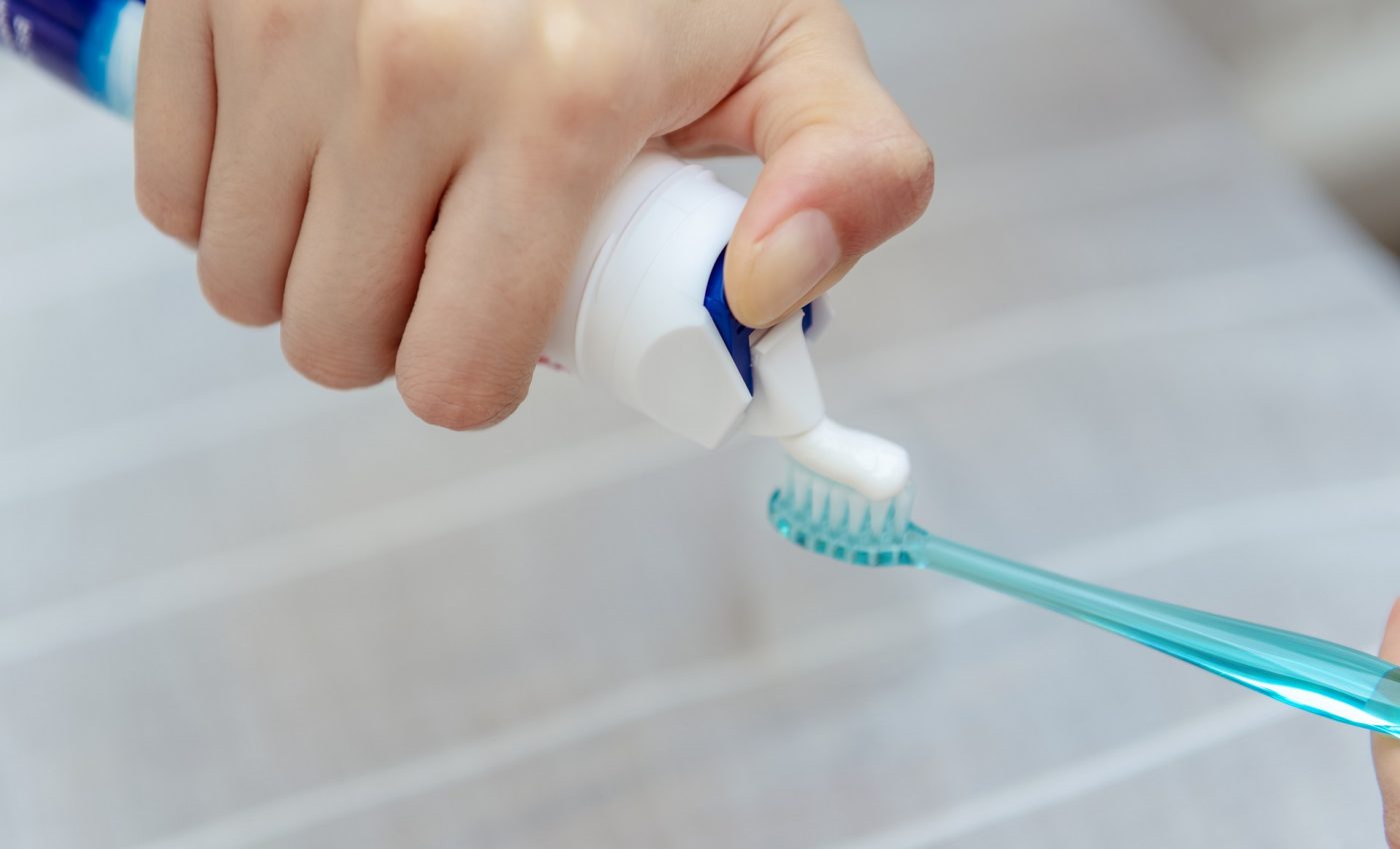 greșeli când te speli pe dinți - sfatulparintilor.ro - pixabay_com - hand-4502384_1920