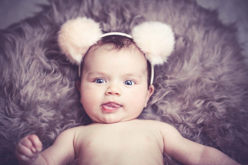 jumper bebelusi - sfatulparintilor.ro - pixabay- com - baby-1232248_1920