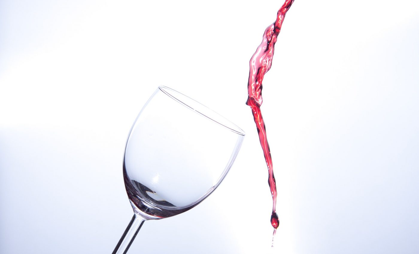 Cu ce se curata vinul rosu - sfatulparintilor.ro - pixabay_com - wine-glass-2651654_1920