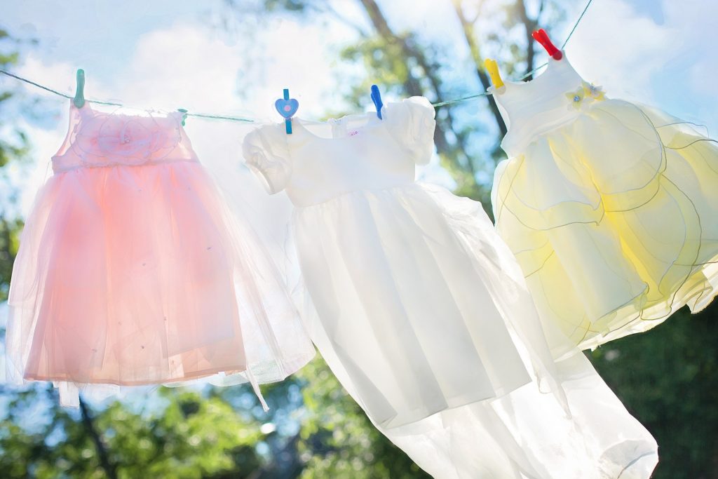 Cu ce se curata pixul de pe haine - sfatulparintilor.ro - pixabay_com - clothesline-804812_1920