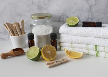 Cu ce se curata uleiul de pe haine - sfatulparintilor.ro - pixabay_com - laundry-4017609_1920