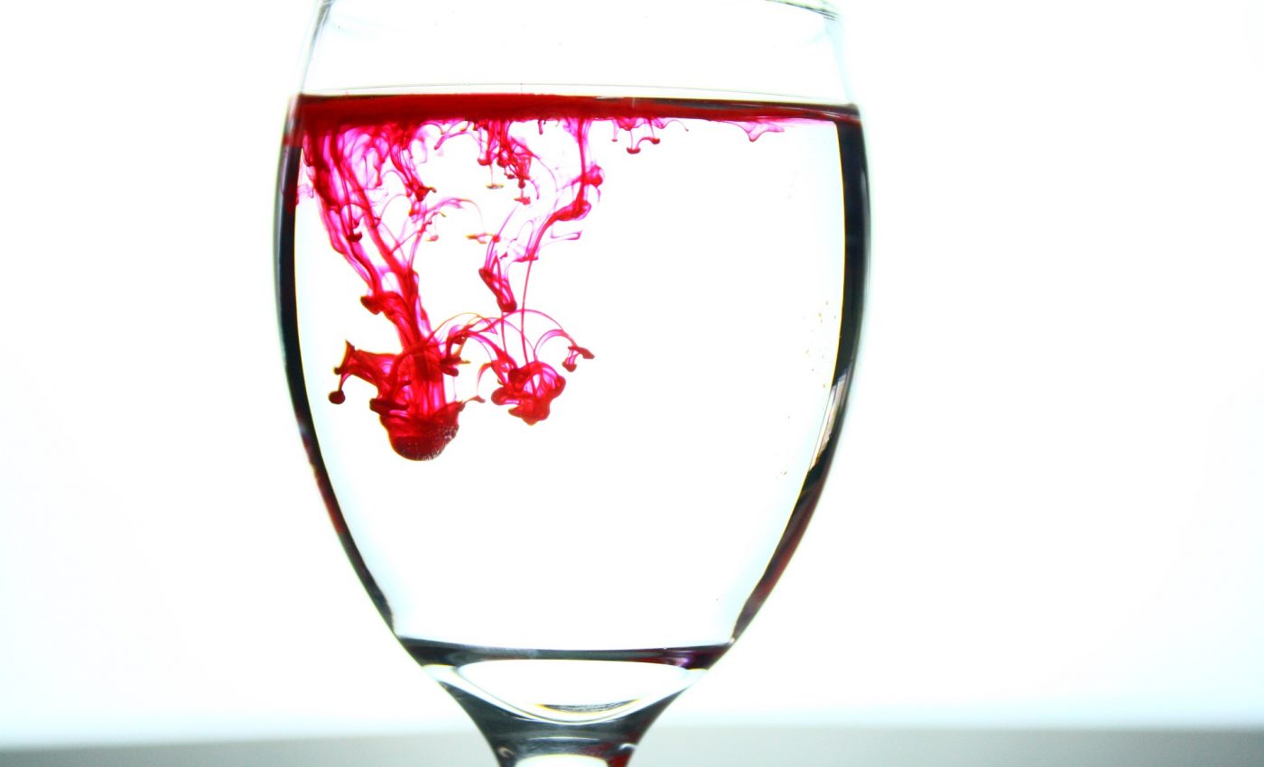 Cu ce se curata petele de sange - sfatulparintilor.ro - pixabay_com - glass-2217664_1920