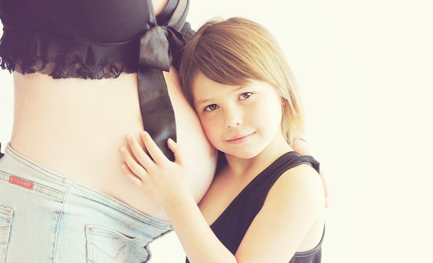 despre loviturile bebelusului - sfatulparintilor.ro - pixabay_com - pregnant-775036_1920