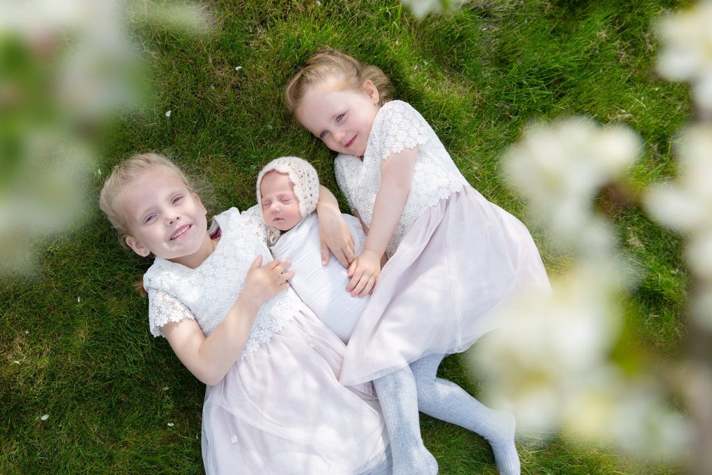 cum sunt copiii nascuti in luna iulie - sfatulparintilor.ro - pixabay_com - sisters-4148914_1920