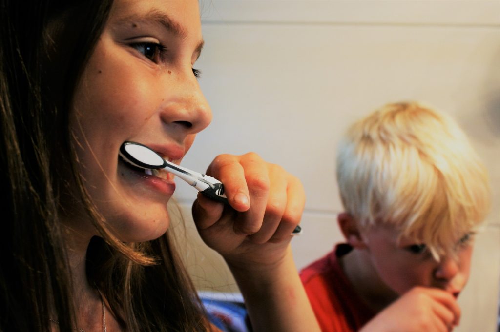 Ne spălăm pe dinți înainte sau după micul dejun - sfatulparintilor.ro - pixabay_com - brush-teeth-2103219_1920