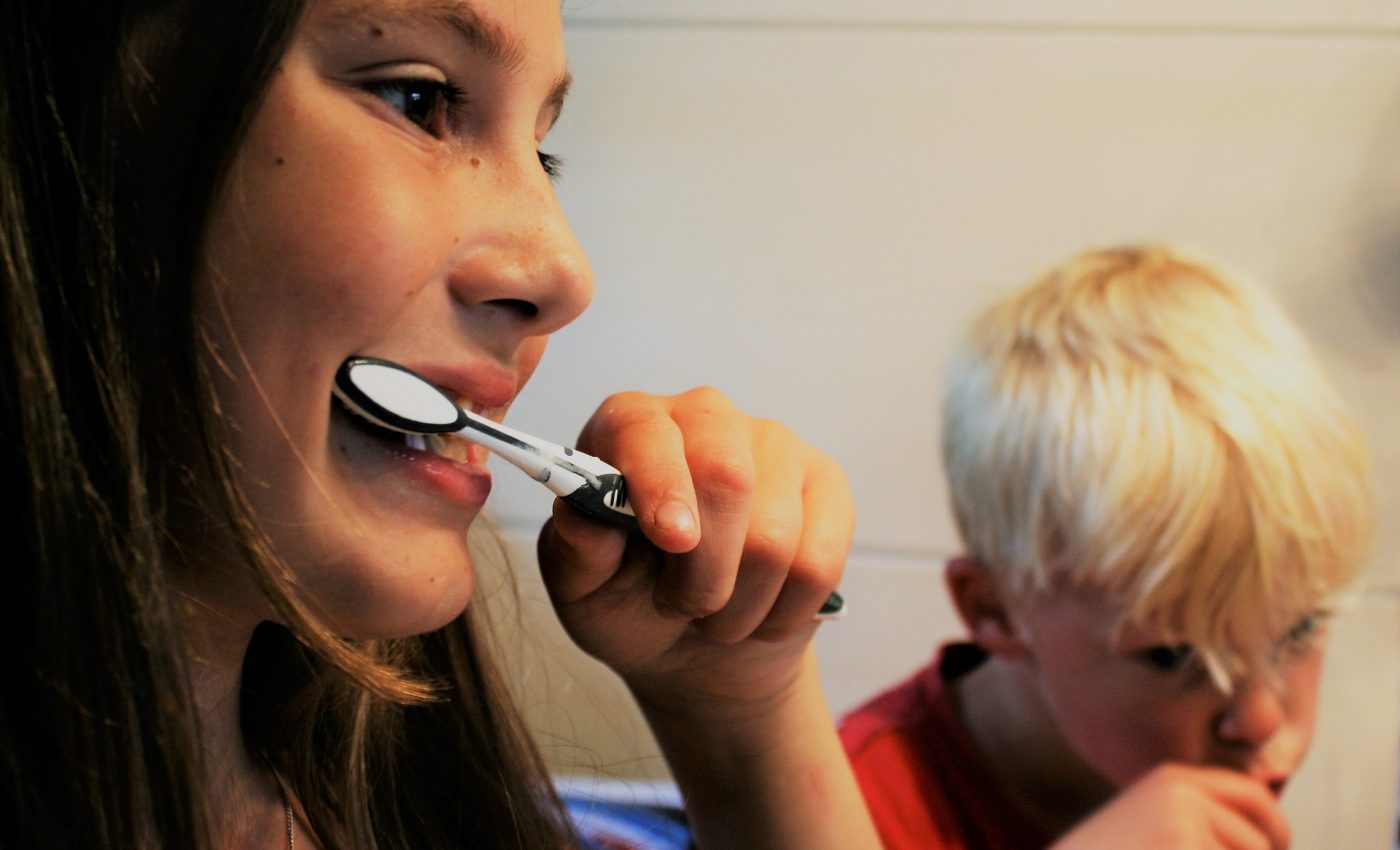 Ne spălăm pe dinți înainte sau după micul dejun - sfatulparintilor.ro - pixabay_com - brush-teeth-2103219_1920