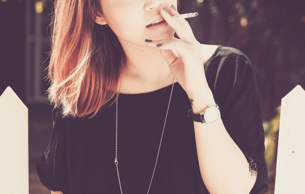 legatura dintre fumat si ingrasat - sfatulparintilor.ro - pixabay_com - woman-731484_1920