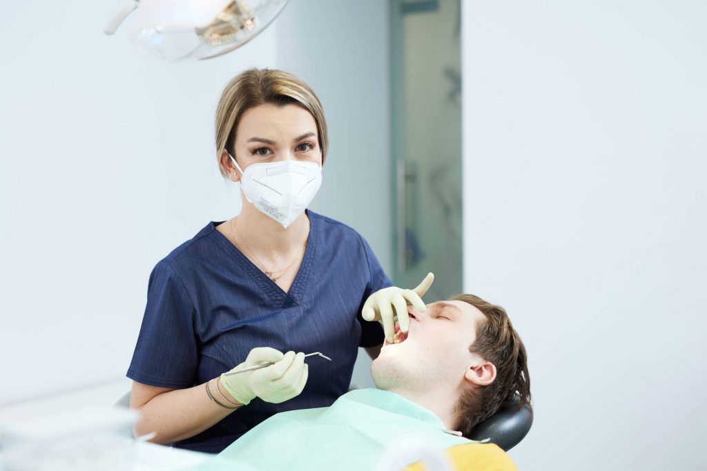 Ce trebuie să faci după un implant dentar