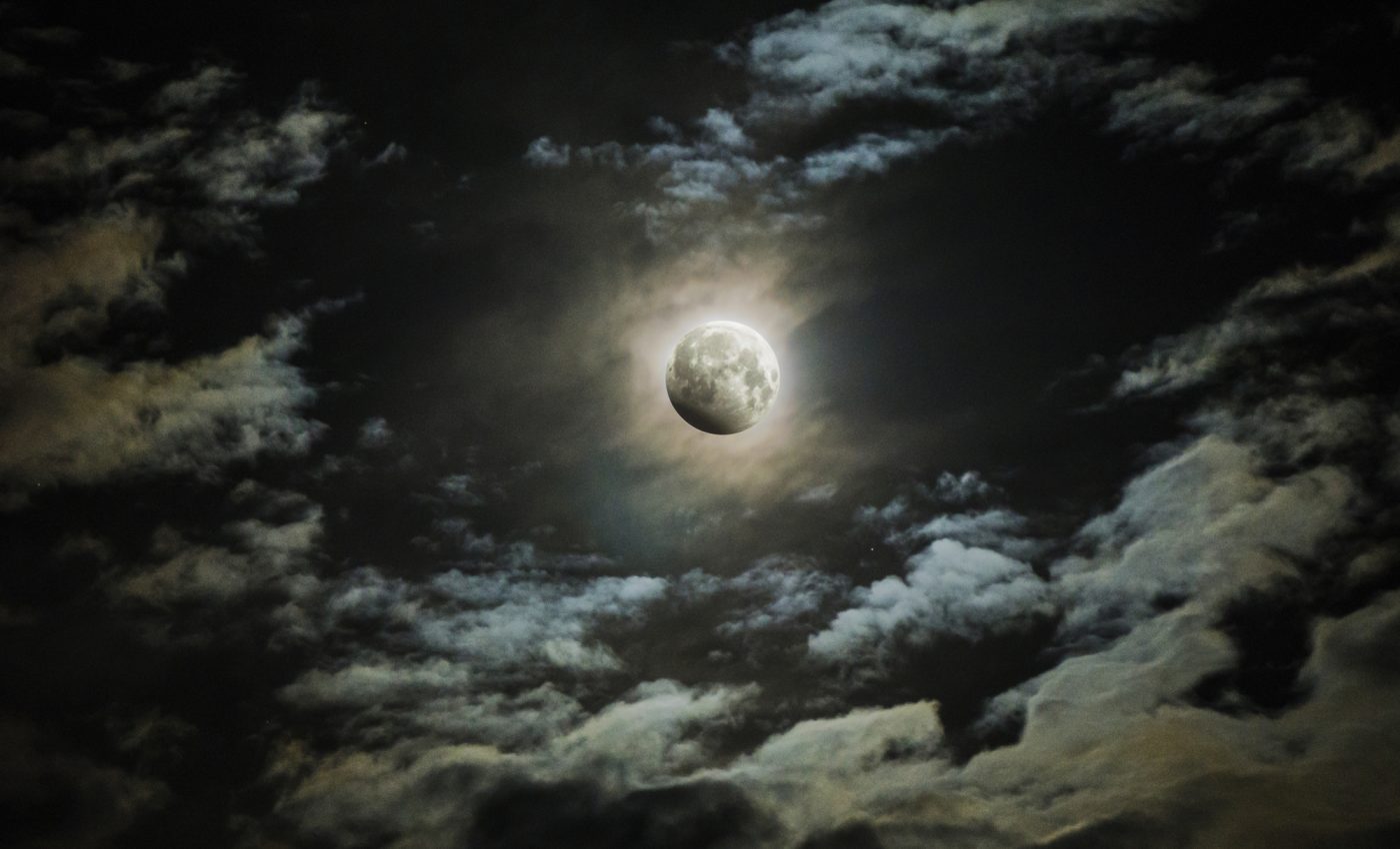 Ce să faci și ce nu faci în timpul eclipsei de Lună plină în Scorpion