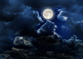 ZODII respiră ușurate după prima eclipsă de Lună