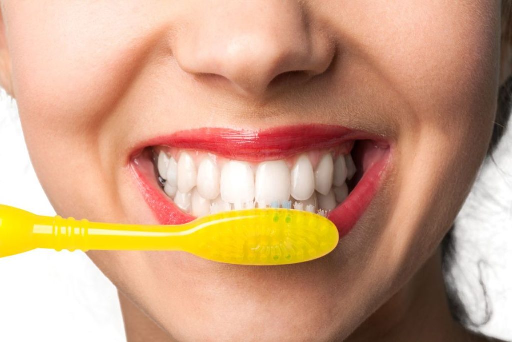De ce nu e bine să ne periem dinții pe orizontală