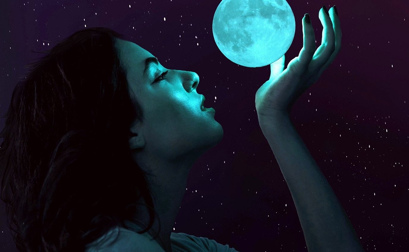 luna plina luna noua - sfatulparintilor.ro - pixabay_com - girl-5760295_1920