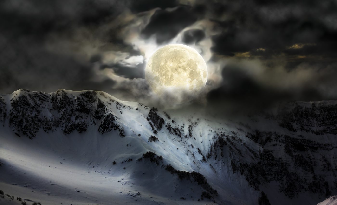 Luna plină a zăpezii în Fecioară