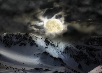 Luna plină a zăpezii în Fecioară