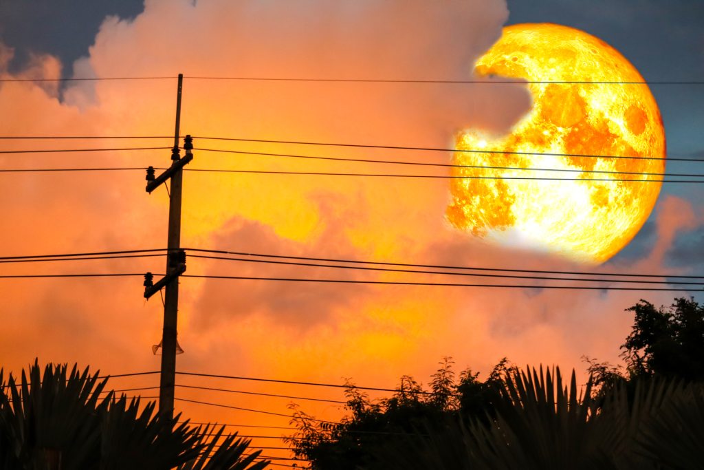 LUNA PLINĂ a Viermelui în ECLIPSĂ