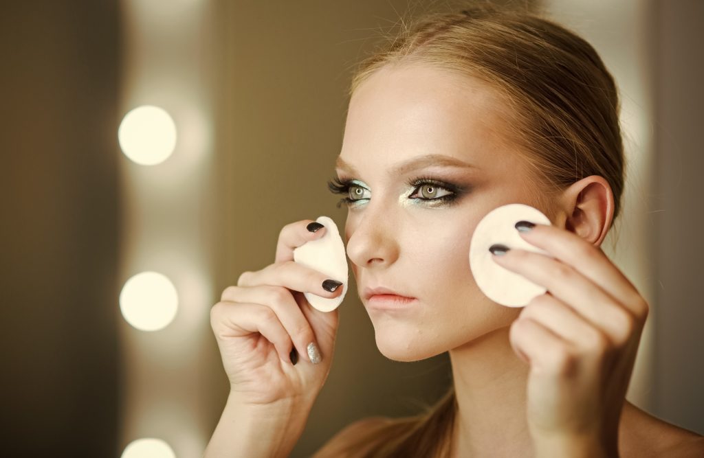 Ce se întâmplă dacă nu te demachiezi seara