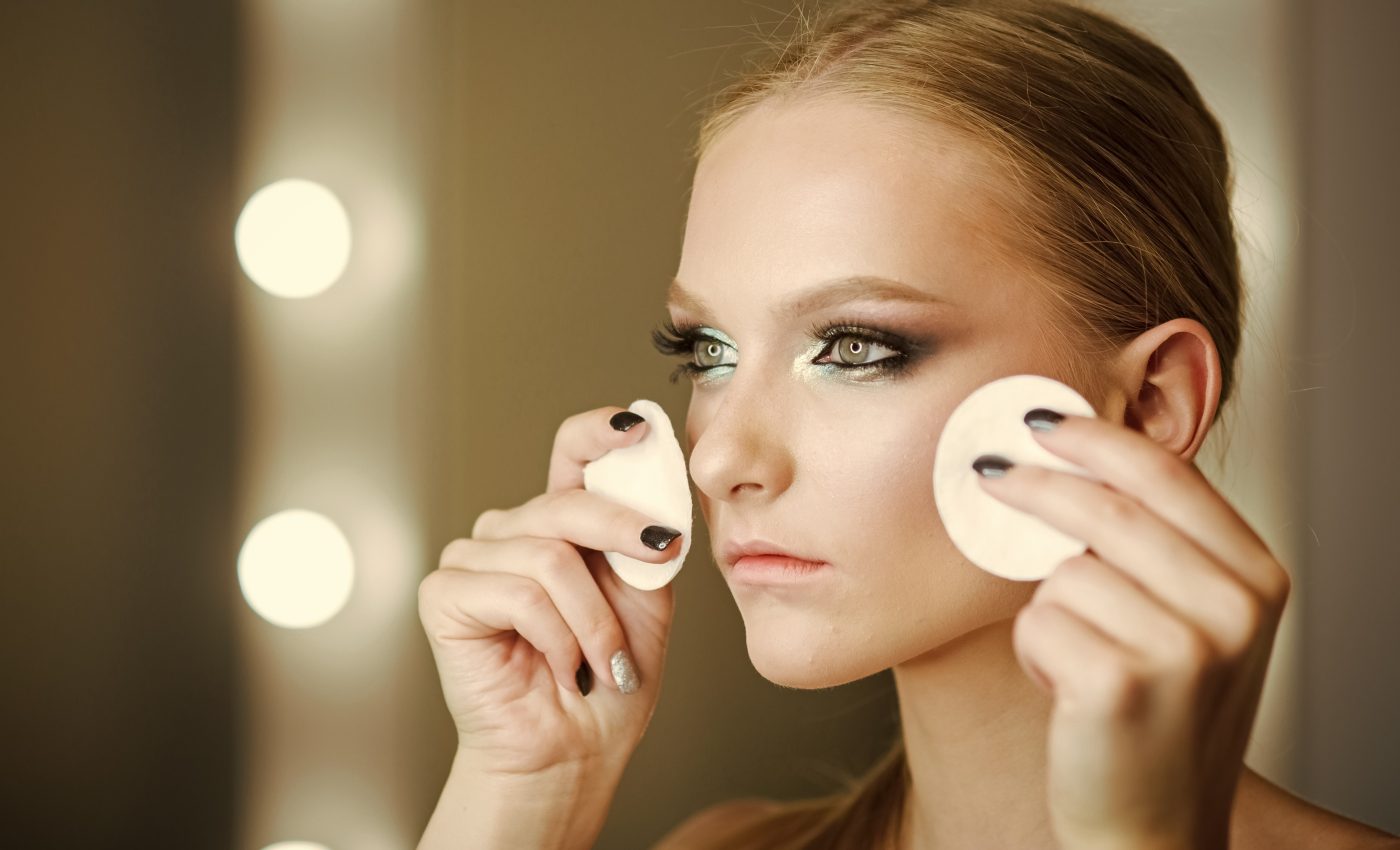 Ce se întâmplă dacă nu te demachiezi seara