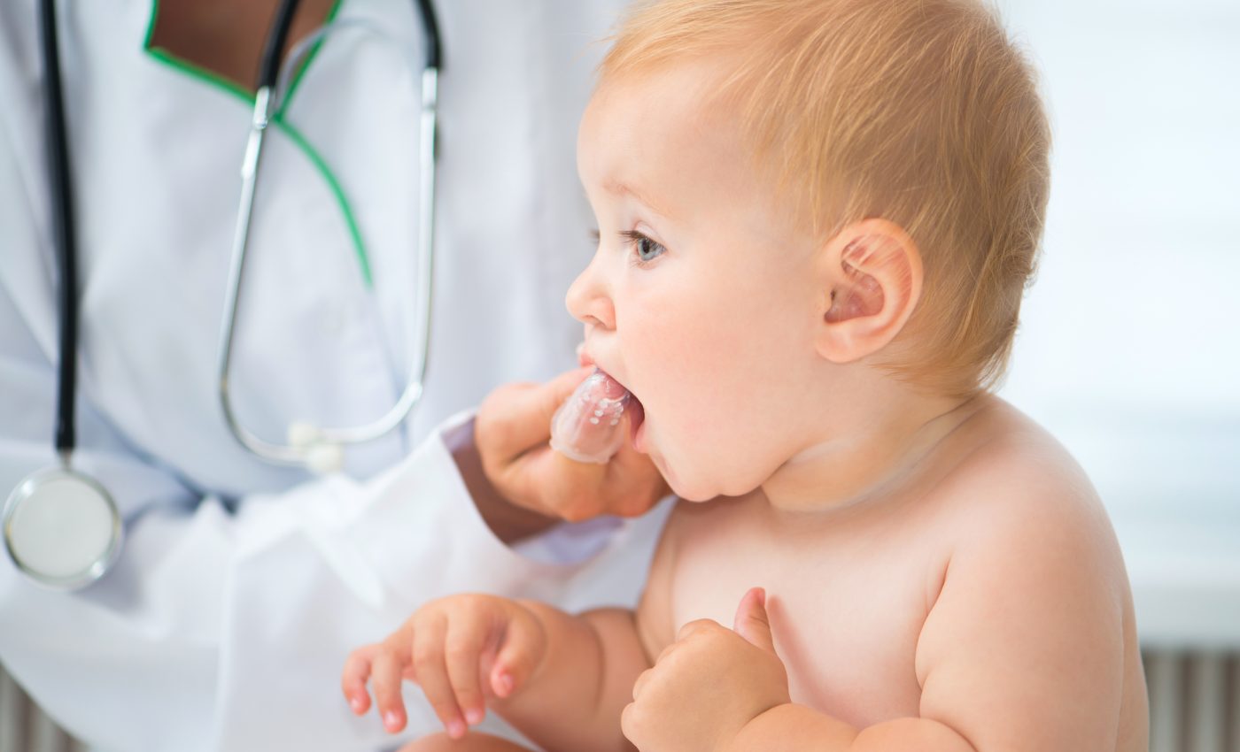 Cum se îngrijesc corect dinții de lapte