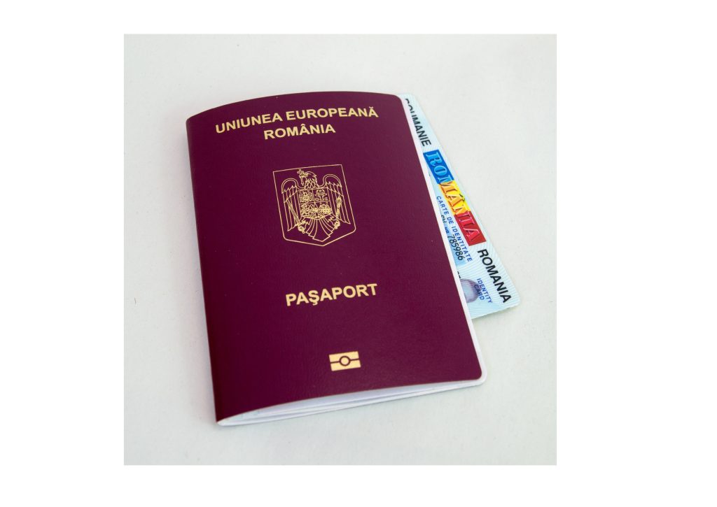 Cum îți faci PAȘAPORT online în România - sfatulparintilor.ro - dreamstime_m_40448494