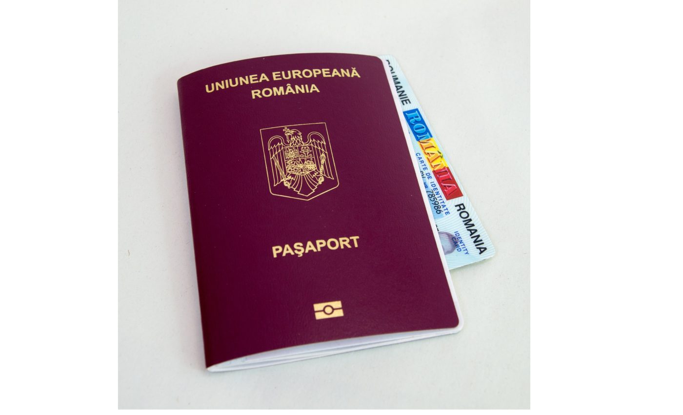 Cum îți faci PAȘAPORT online în România - sfatulparintilor.ro - dreamstime_m_40448494