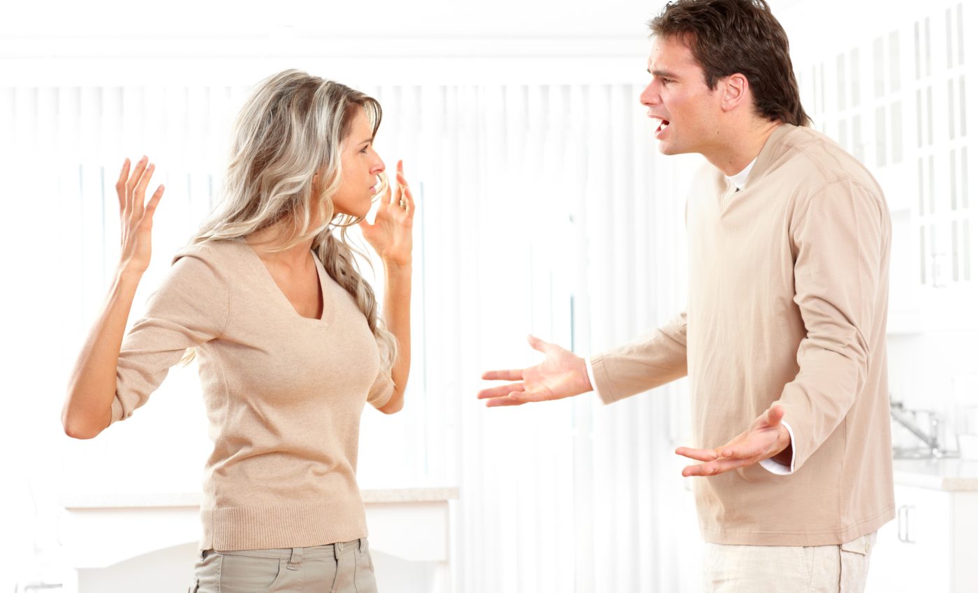 semne că trăiești cu o femeie narcisistă