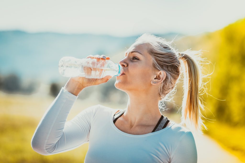 Ce se întâmplă în corpul tău când bei 2 litri de apă pe zi