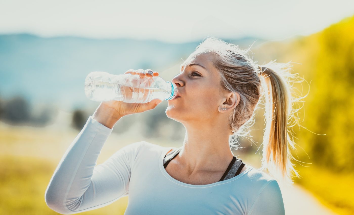 Ce se întâmplă în corpul tău când bei 2 litri de apă pe zi